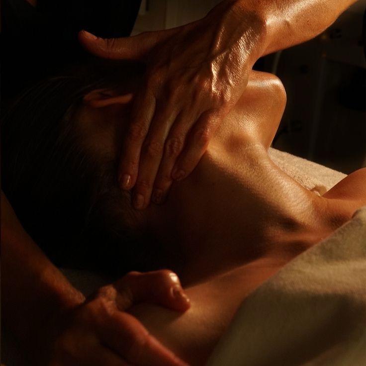 Massage de la nuque dans une ambiance feutrée